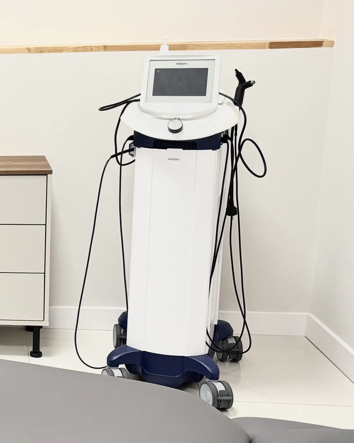 Zbliżenie urządzenia INDIBA® z ekranem i elektrodami w gabinecie Holistic